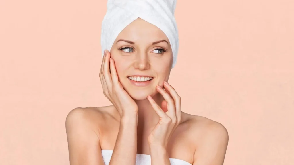 Hermosa mujer en toalla blanca en la cabeza